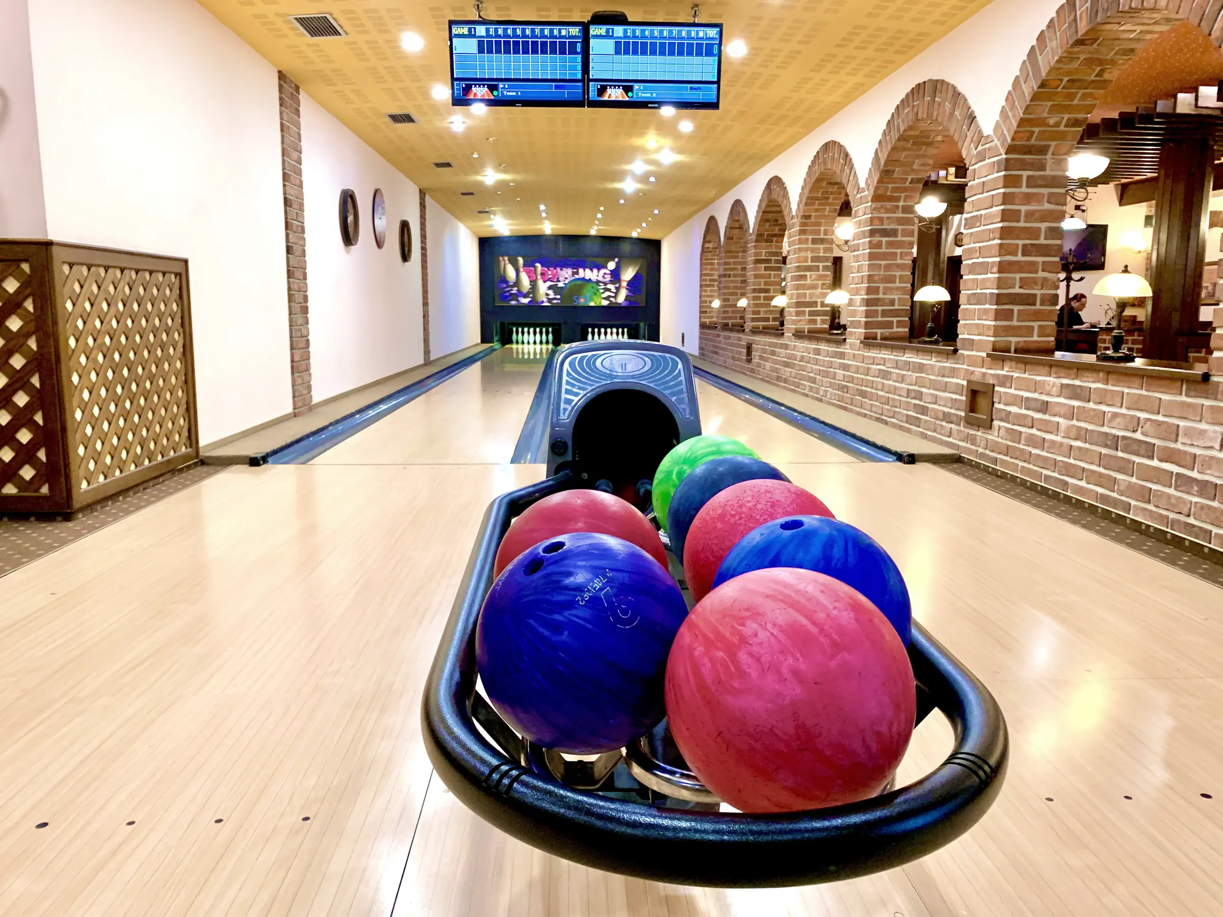 Bowlingové koule a dráha